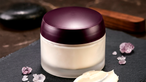 Tampa minimalista elegante em frasco de skincare